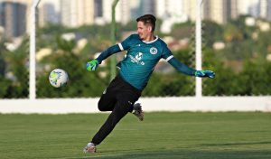 Goleiro Tadeu celebra dois anos de Goiás e diz: “Sou um privilegiado”