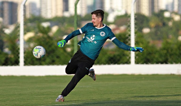 Goleiro Tadeu celebra dois anos de Goiás e diz: “Sou um privilegiado”