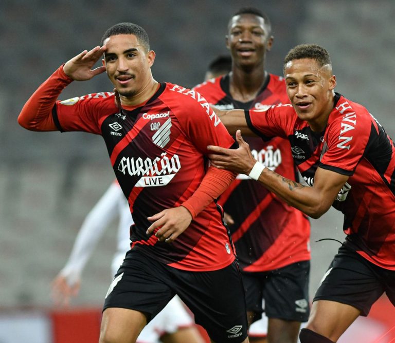 Athletico-PR vence de virada e assume a liderança do Brasileirão