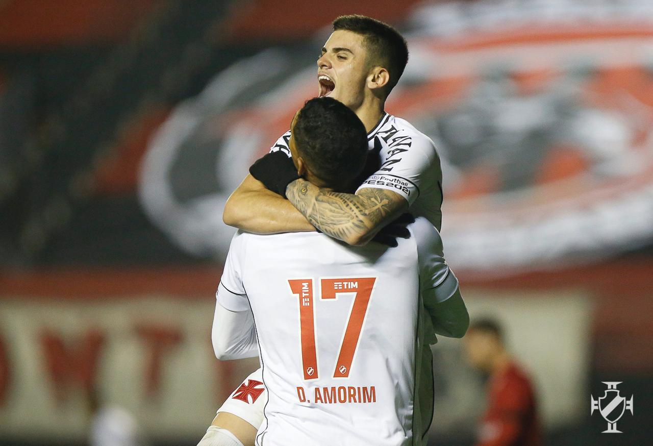 Vasco vira para cima do Brasil de Pelotas na bola parada e fatura primeira vitória na Série B