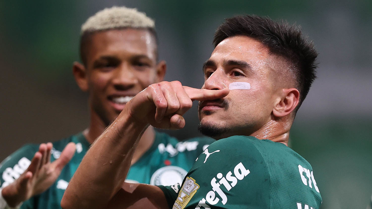 Palmeiras vence o Santos e se isola na liderança