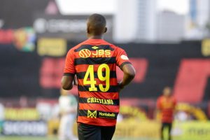 Jovem atacante do Sport ganha moral e titularidade contra a Chapecoense