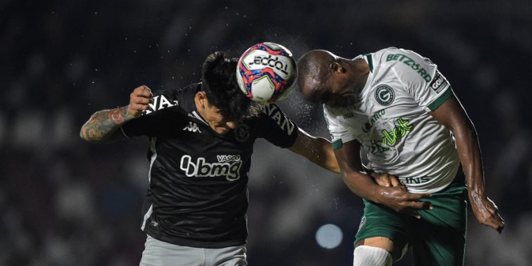 Vasco vence o Goiás e leva arquibancada à loucura