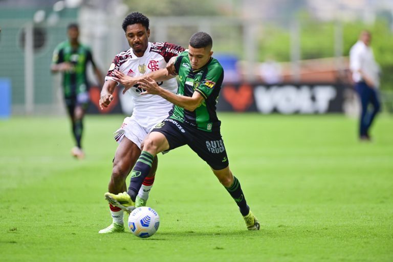 América-MG marca nos acréscimos e empata com Flamengo em BH