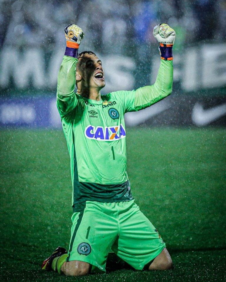 Danilo, o herói: Chapecoense relembra vídeo do goleiro