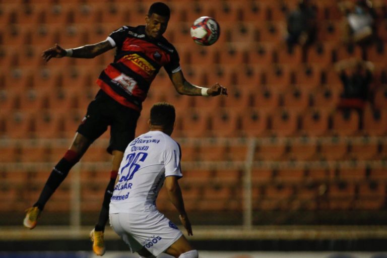 Ituano derrota Paysandu em partida polêmica com VAR