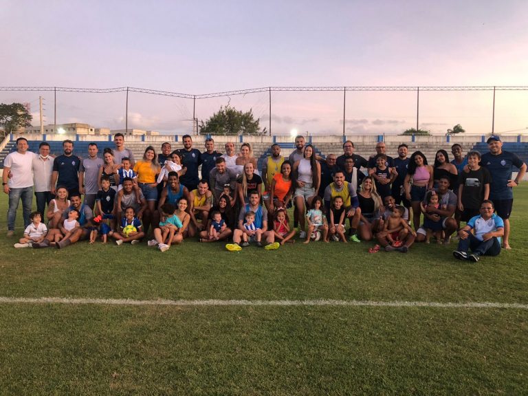 Jogadores e comissão técnica do CSA recebem visitas no CT