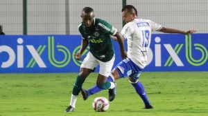 Goiás vence com goleada e se mantém no G-4