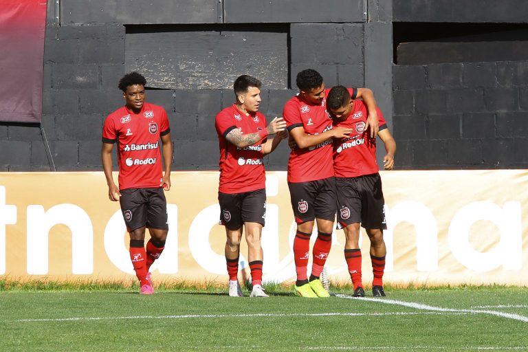 Brasil de Pelotas vence Operário e segue vivo na Série B