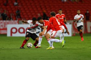 Internacional empata com Brasil de Pelotas e ouve vaias