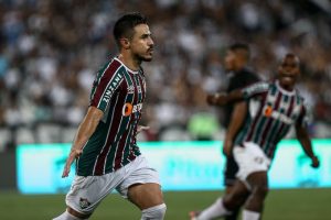 Fluminense vence Botafogo e é vice-líder do Cariocão