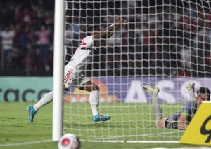 São Paulo bate Santo André nos descontos e consegue a primeira vitória