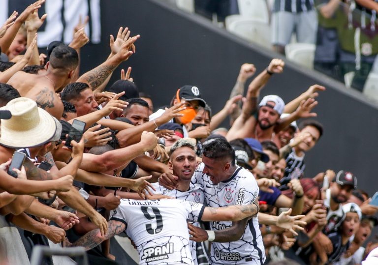 Corinthians vence o Bragantino e segue isolado da liderança do grupo A