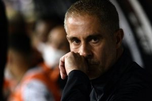 Corinthians demite Sylvinho após derrota para o Santos na Arena