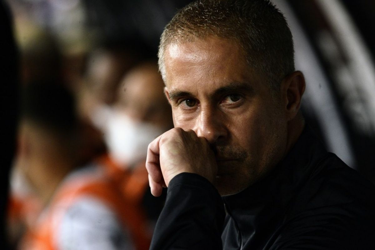 Corinthians demite Sylvinho após derrota para o Santos na Arena