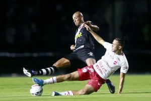 Raniel marca, mas Vasco fica no empate com Vila Nova na estreia da Série B