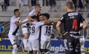 Ponte Preta bate o Brusque e vence a segunda na Série B
