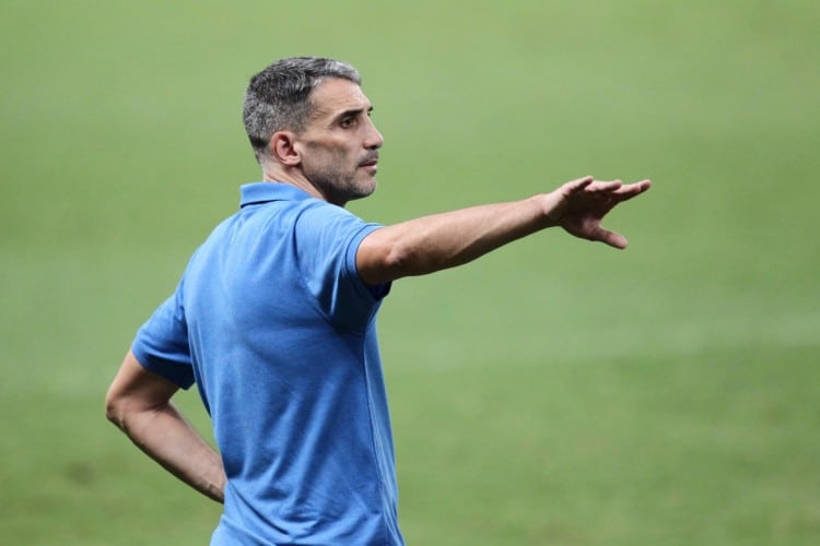 Após deixar a lanterna ao vencer o América-MG, Vojvoda explica situações de Kayzer, Robson e Lucas Crispim