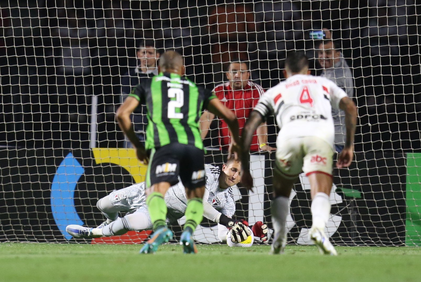 Thiago Couto se redime e São Paulo vence América-MG