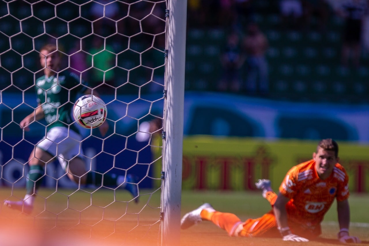 Guarani surpreende, bate líder Cruzeiro e segue vivo na Série B
