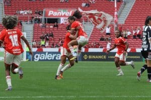Internacional faz jogo de campeão e vence Santos com uma a menos no Brasileirão Feminino