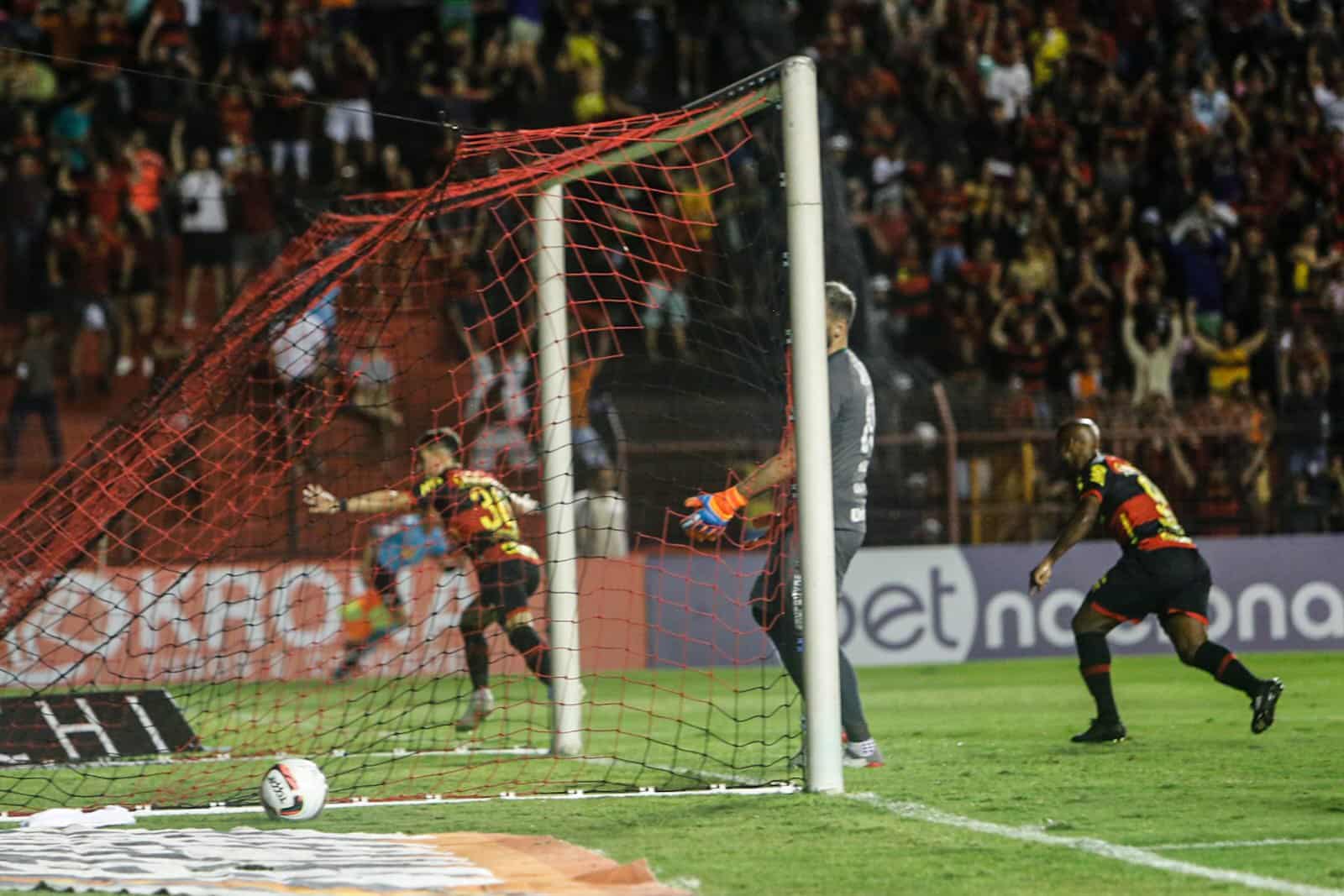 Sport bate a Chapecoense e continua na briga pelo G4