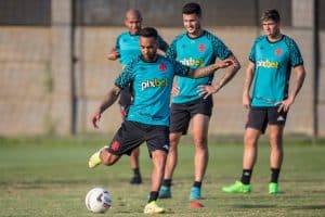 Nenê e Alex Teixeira têm contratos no fim e futuro incerto