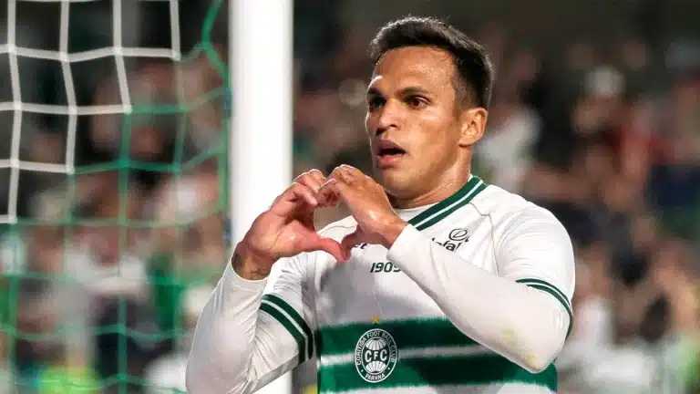 Robson fica de fora do Coritiba na Série B e tem data para retorno