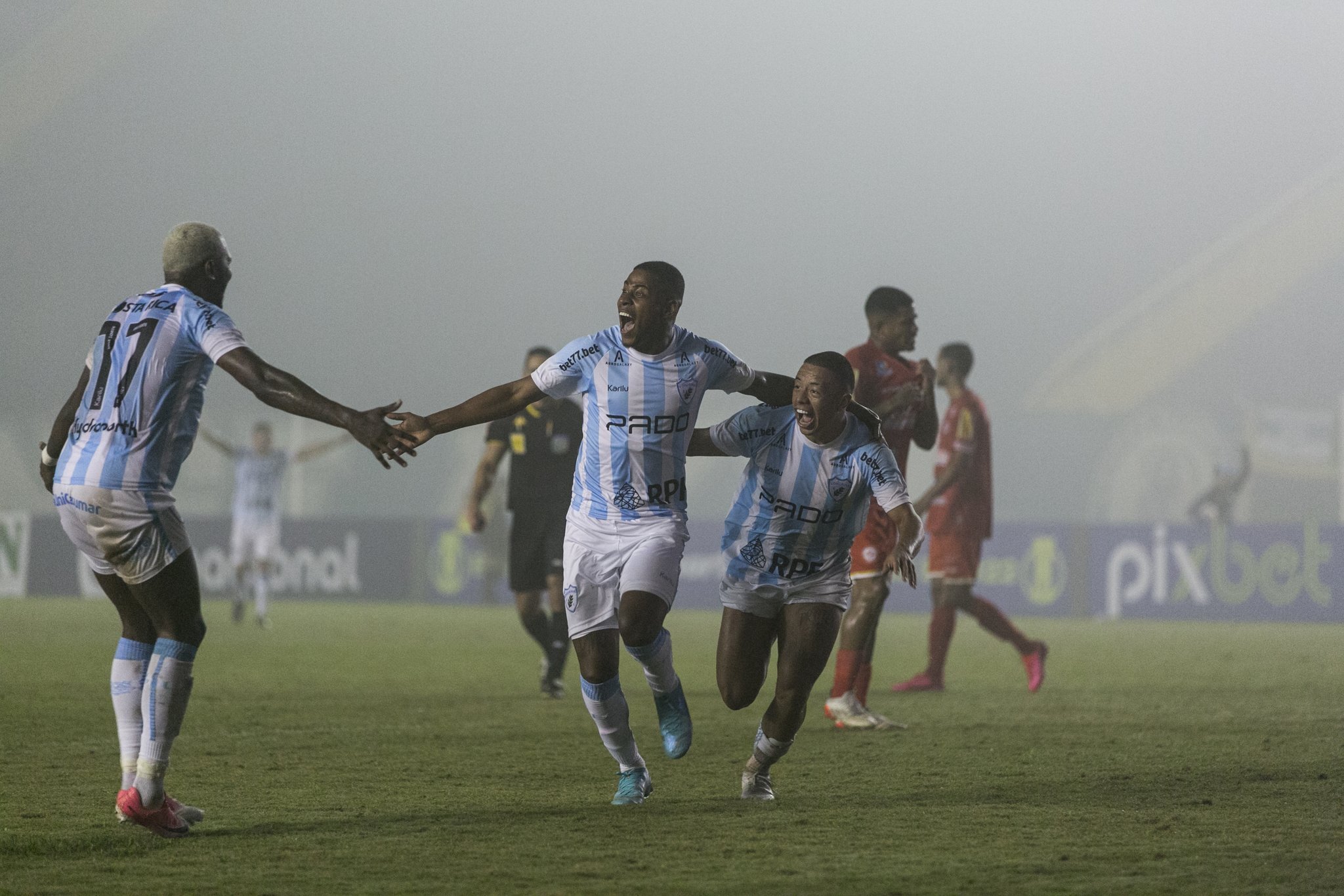 Com expulsão e gol no fim, Londrina e Tombense empatam