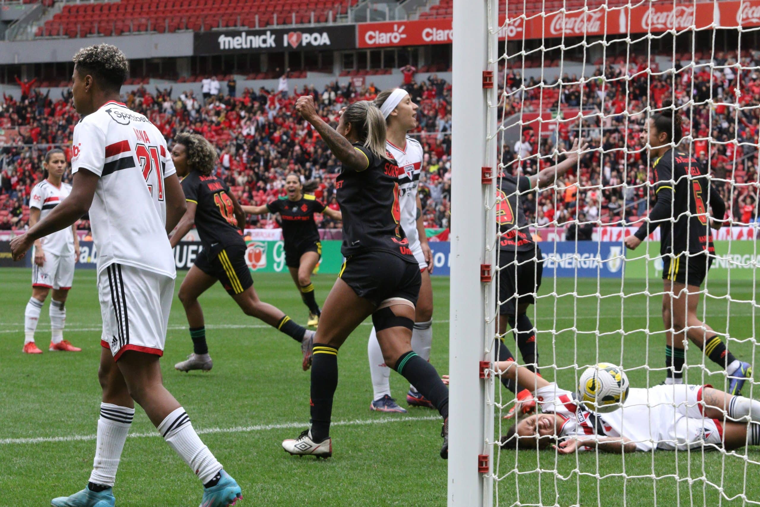 Brasileirão Feminino Neoenergia on X: 36.330 mil! Maior público da  história do futebol feminino brasileiro… Simplesmente histórico! Que show  da torcida @GuriasColoradas! 👏  / X