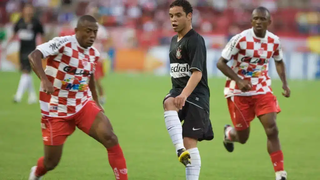 No ano em que o Corinthians ganhou a Série B do Brasileirão, o CRB amargou uma das suas piores quedas da história. Foto: Reprodução