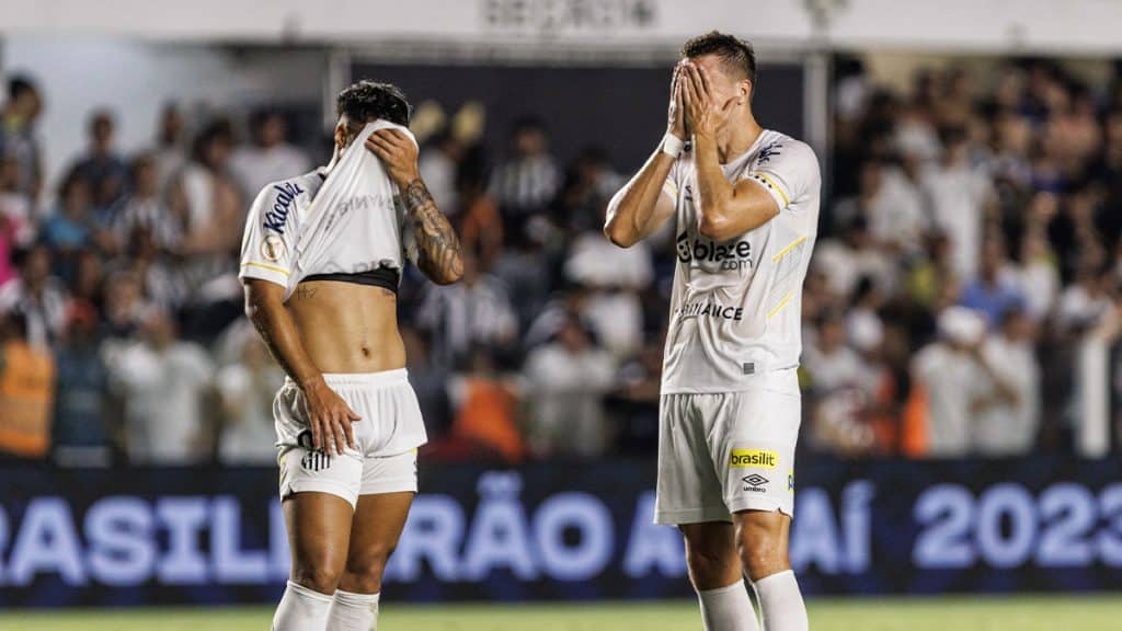 A temporada de 2023 do Santos não embalou, e o time terminou o ano com a primeira queda para a Série B do Brasileirão. Foto: Icon Sport