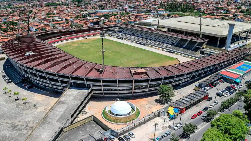 Com mais de 50 anos de história, o Estádio Rei Pelé carrega a tradição do futebol alagoano no cenário nacional. Foto: Reprodução Web