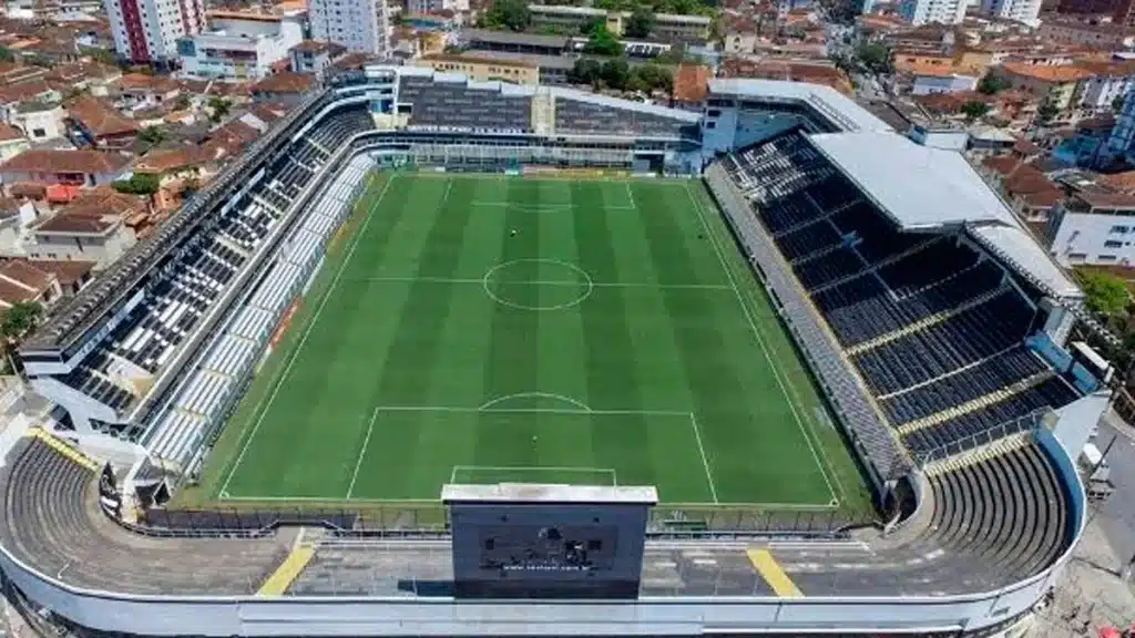 Conhecido como o palco do reinado do futebol brasileiro, a Vila Belmiro é um dos estádios mais históricos do país. Foto: Reprodução Web